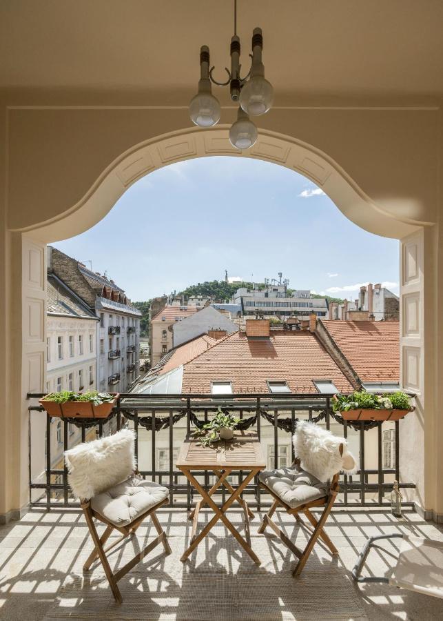Skyline Serenity Retreat @Vaci Most Famous Street Boedapest Buitenkant foto